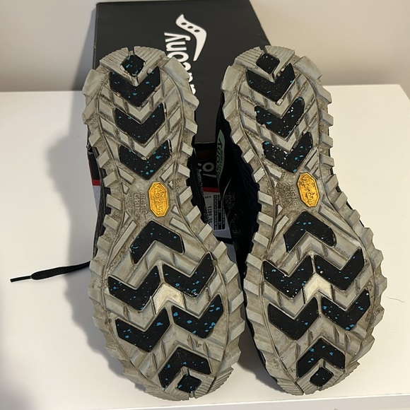 Saucony winter running shoes, women’s 8.5, black - Picture 4 of 8